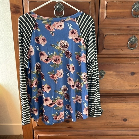 E. Luna Women’s Floral And Striped Tee Size 1X NWOT - Picture 3 of 6